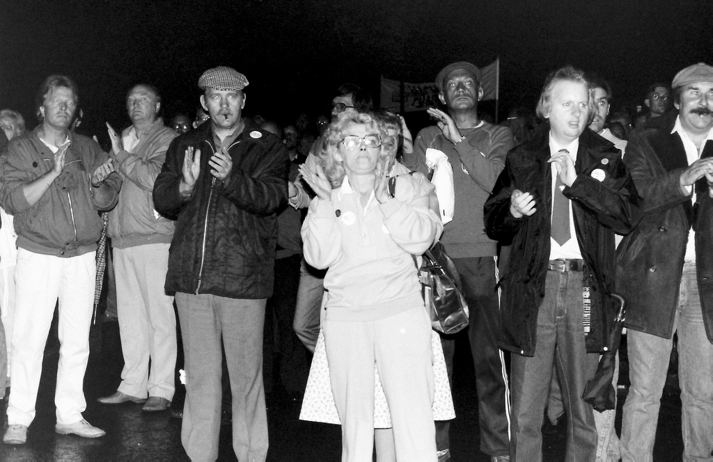 Wapping Dispute - Applauding local residents march