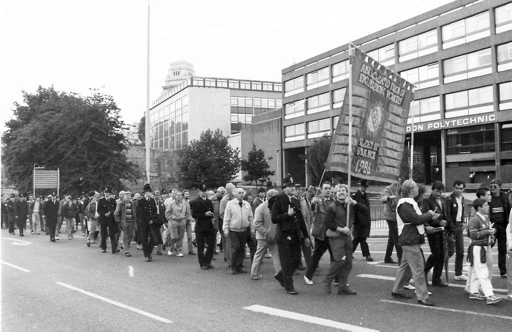 Wapping Dispute - Marchers go past Tower Hill